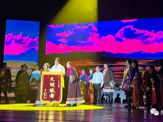援建大爱 感恩演出 大型民族音乐剧《遇上你是我的缘》在常州市恐龙城大剧场上演