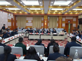更登加在参加人大第一代表团分团审议时强调：树牢中心意识 主动担当作为 在加快打造泛共和盆地绿色崛起新增长极上当先锋、争一流