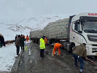 预警齐发！共和公安迎战风雪保畅通！