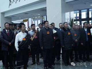 参加共和县两会的代表委员集中视察2024年部分民生实事项目完成情况