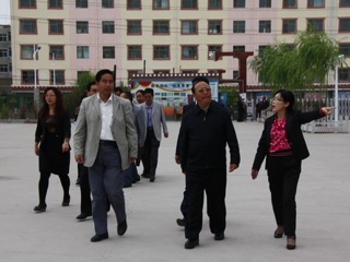 县人民政府华旦县长教师节慰问教师员工
