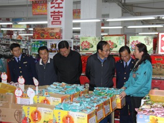 州委杜捷书记到共和县视察“两节”市场物价及商品供应情况