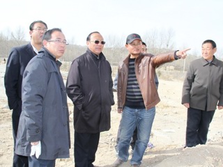 县政府华旦县长深入恰卜恰镇区实地查看道路改造建设情况