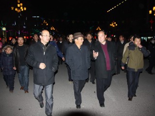州人民政府张文魁州长与我县群众一起观赏花灯