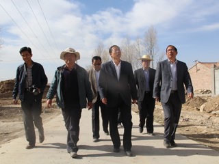 省委组织部王志明副部长到共和县检查指导“党政军企共建示范村”活动开展情况