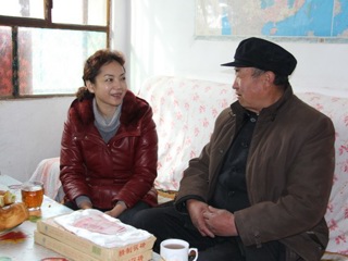 州委常委、纪委书记华珍到共和县铁盖乡进行慰问活动