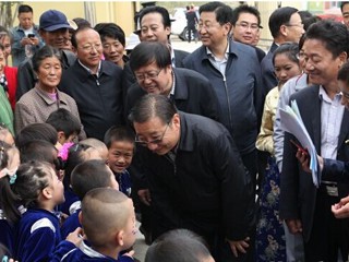 张文魁书记“六一”前夕看望慰问少年儿童