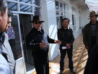 华旦县长先后到沙珠玉、铁盖乡检查教育卫生交通移民安置工作