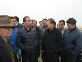 县委书记陈鸿林一行深入环湖地区调研