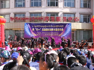 共和县庆“六一”民族团结进步
大型音乐会
