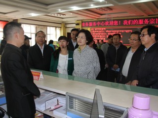 程丽华副省长赴海南州督查