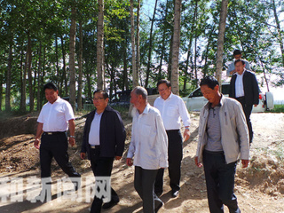 海南州委书记张文魁一行来到龙羊峡镇慰问贫困老党员