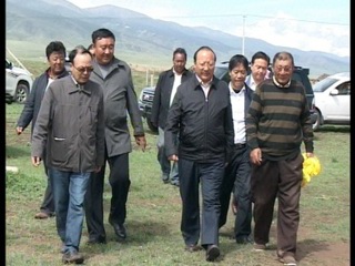 “七一”前夕，华旦县长前往倒淌河镇亲切看望慰问部分基层老党员和生活困难党员