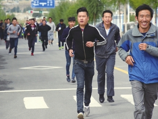 恰卜恰地区迎“国庆”暨第五届干部职工登山活动顺利举办 