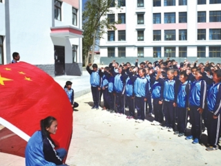 共和县中学举办“迎国庆向国旗敬礼”主题教育活动
