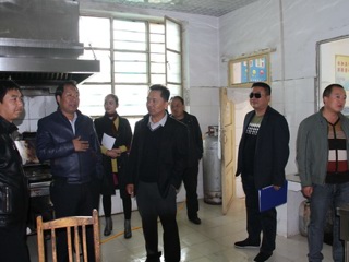 县人民政府副县长谢文军赴部分乡镇及县属学校督查教育相关项目进展情况