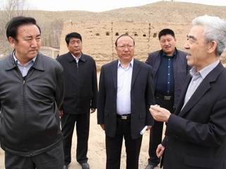 省人大常委会副主任邓本太一行到我县调研扶贫工作和农牧业发展情况