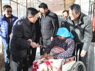 海南州委副书记、州长索南东智一行到共和县恰卜恰镇看望慰问困难党员群众