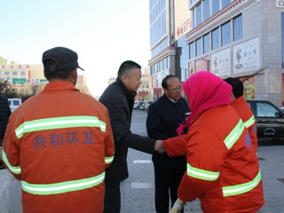 华县县长看望慰问环卫工人