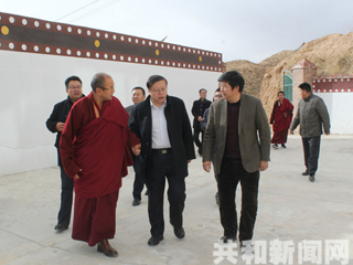 州委常委、县委书记陈鸿林深入龙羊峡镇当家寺开展节前慰问活动