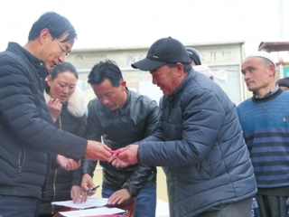 共和县恰卜恰镇西台村举行2016年整村推进扶贫项目资金发放仪式