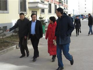 海南州委常委、共和县委书记陈鸿林深入恰卜恰镇部分居民小区实地察看住户采暖情况