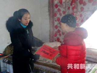 发放两癌救助金 温暖贫困母亲心
