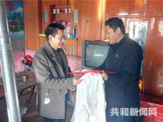 恰卜恰镇走访慰问村（社区）卸任干部