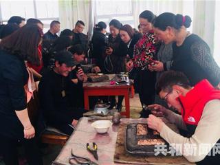 共和县妇联组织全县各村（社区）妇联主席赴同仁县开展手工制品观摩学习