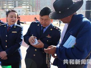 畅通投诉举报渠道 推动社会共治格局——共和县市场监管局开展12331主题宣传日活动