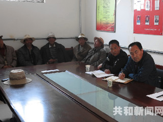 共和县委副书记安胜奎深入塘格木镇治海村调研脱贫攻坚工作