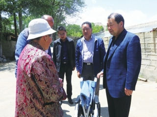 州人大常委会主任王建民一行到共和县克才村看望慰问困难残疾人