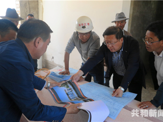 州委常委、县委书记陈鸿林督导检查廿地乡切扎村易地搬迁项目和县扶贫产业园项目建设情况