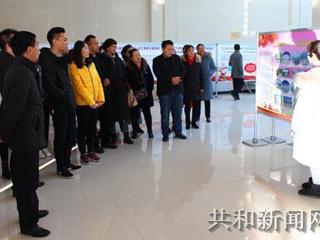 共和县组织干部群众参观海南州改革开放40周年主题展