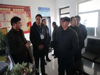县长华旦深入塘格木镇调研脱贫攻坚工作

 