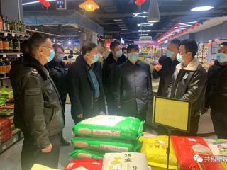 县委、县政府主要领导深入市场检查节前市场供应和疫情防控工作
