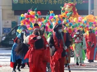 社火表演闹新春 红红火火过大年