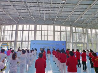 第四届全民健身大会自编或选编广场舞比赛在共和县龙羊峡镇开赛