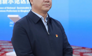 尕玛朋措接受媒体记者采访