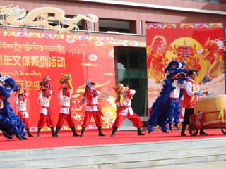 寒潮低不住浓浓的年味 沙尘挡不住挺拔的身姿