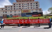 共和公安交警大队联合黄河路社区开展“一盔一带”“礼让斑马线”主题公益宣传活动