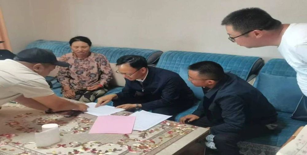 李文林县长在农牧民群众家中与群众面对面交流