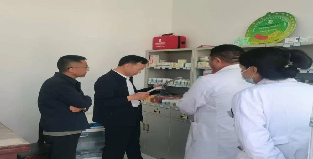 李文林县长在加什科村卫生室调研