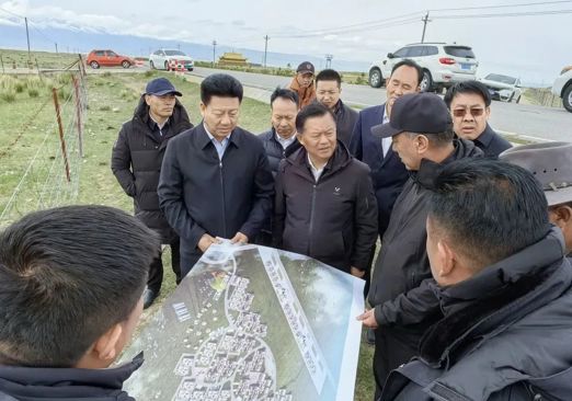 吕刚、尕玛朋措调研青海湖南岸水位上涨淹没区农牧民搬迁安置工作 
