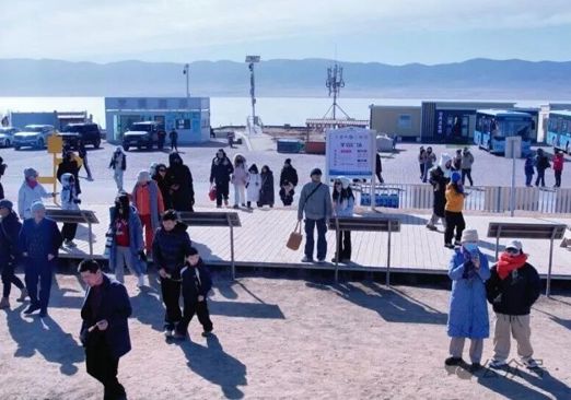 青海湖景区马年春节人气爆棚 蓝冰盛景燃动冬季旅游热