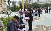 法治铸牢共同体 警心聚力护团结——共和县公安局开展民族团结进步日集中普法宣传活动