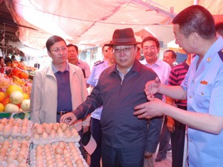 州委书记张文魁深入共和县恰卜恰镇调研食品安全工作