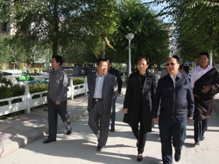 共和县各大班子领导开展“教师节”慰问活动