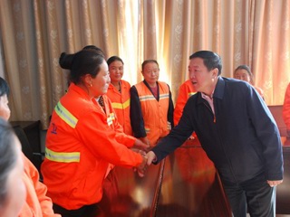 州长索南东智到共和县看望慰问环卫工人