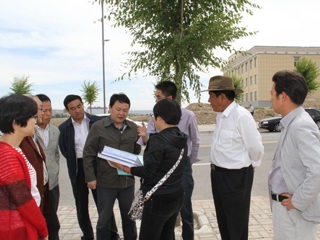江苏省发改委对口援疆援藏处副处长鄂有阳来我县视察江苏村建设进展情况，县政府常务副县长才洛加陪同。
